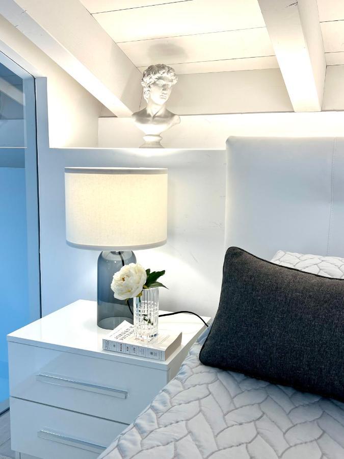 Paganini Suites And Apartments Сирмионе Экстерьер фото